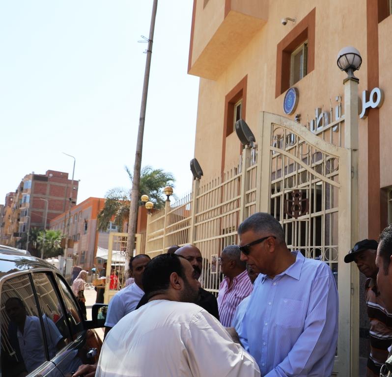 جولة محافظ أسوان فى مكتب صحة أول