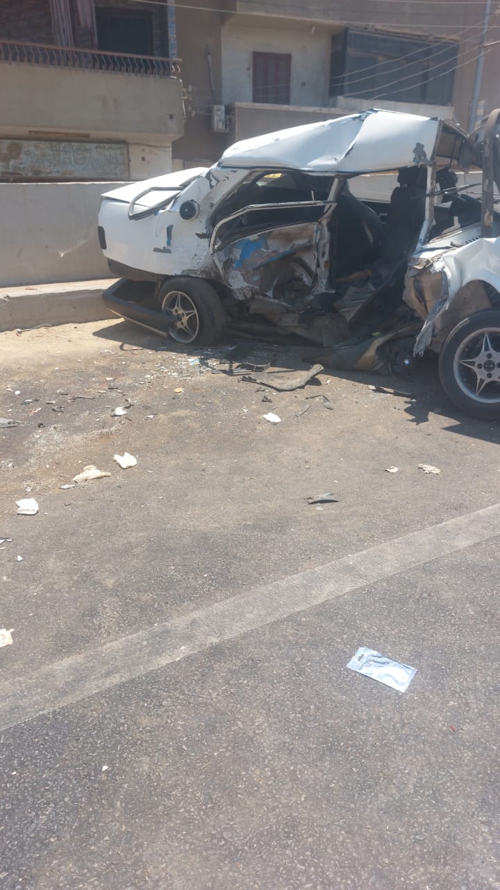 السيارتين بعد الحادث (1)