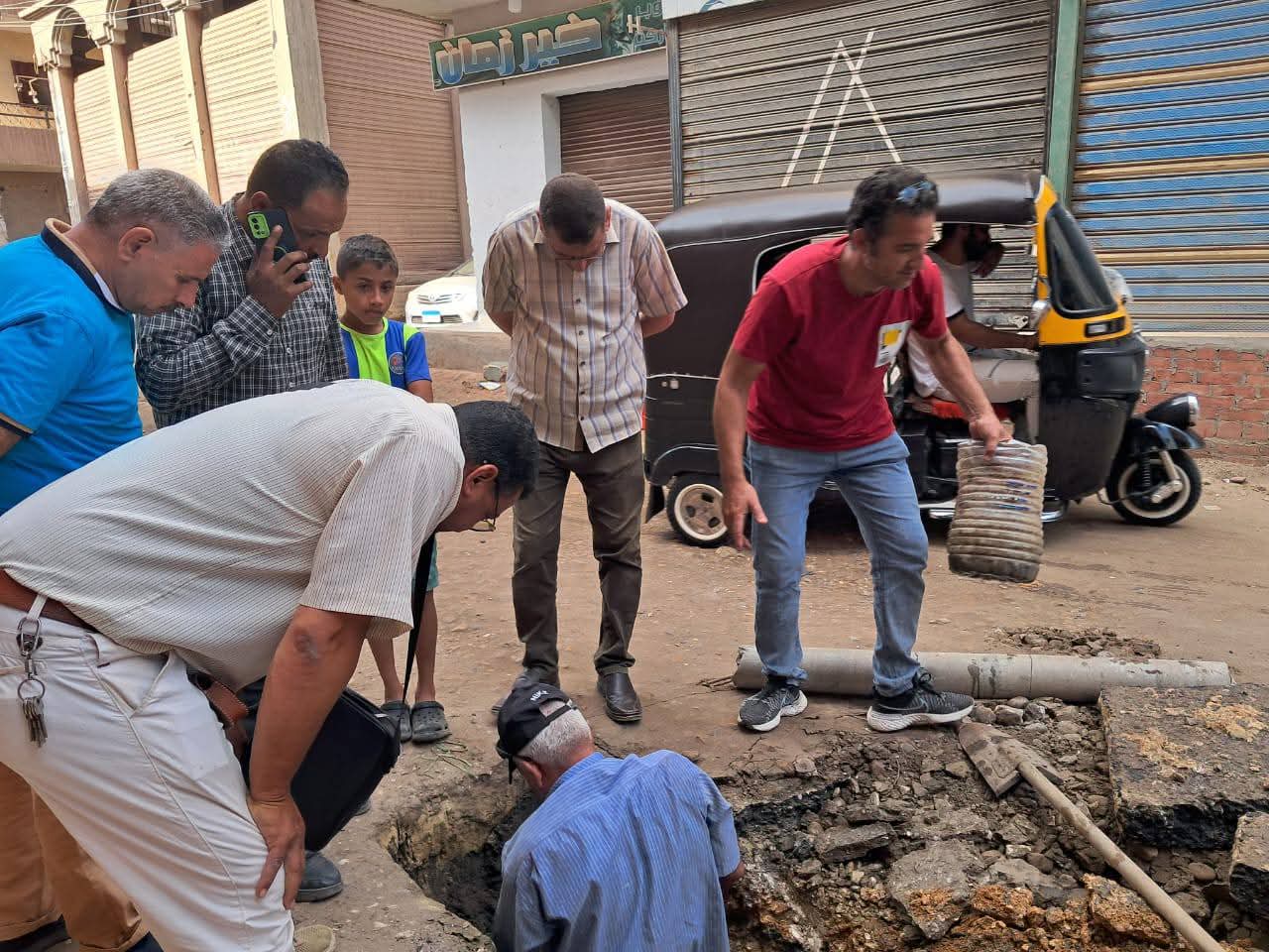 تحرك رئيس المدينة والمسؤلين لمتابعة الهبوط الأرضي المتكرر