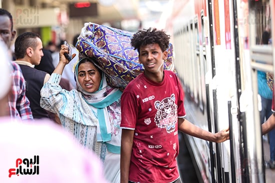 الأخوة السودانيين في طريقهم لقطار العودة الأخوة السودانيين في طريقهم لقطار العودة