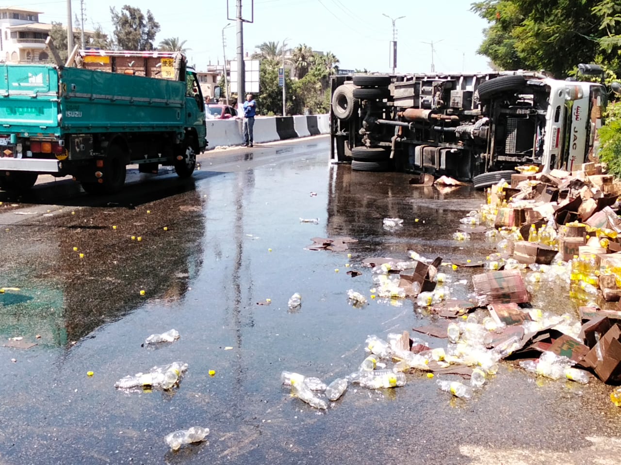 جانب من انقلاب سيارة محملة بزيت الطعام جانب من انقلاب سيارة محملة بزيت الطعام