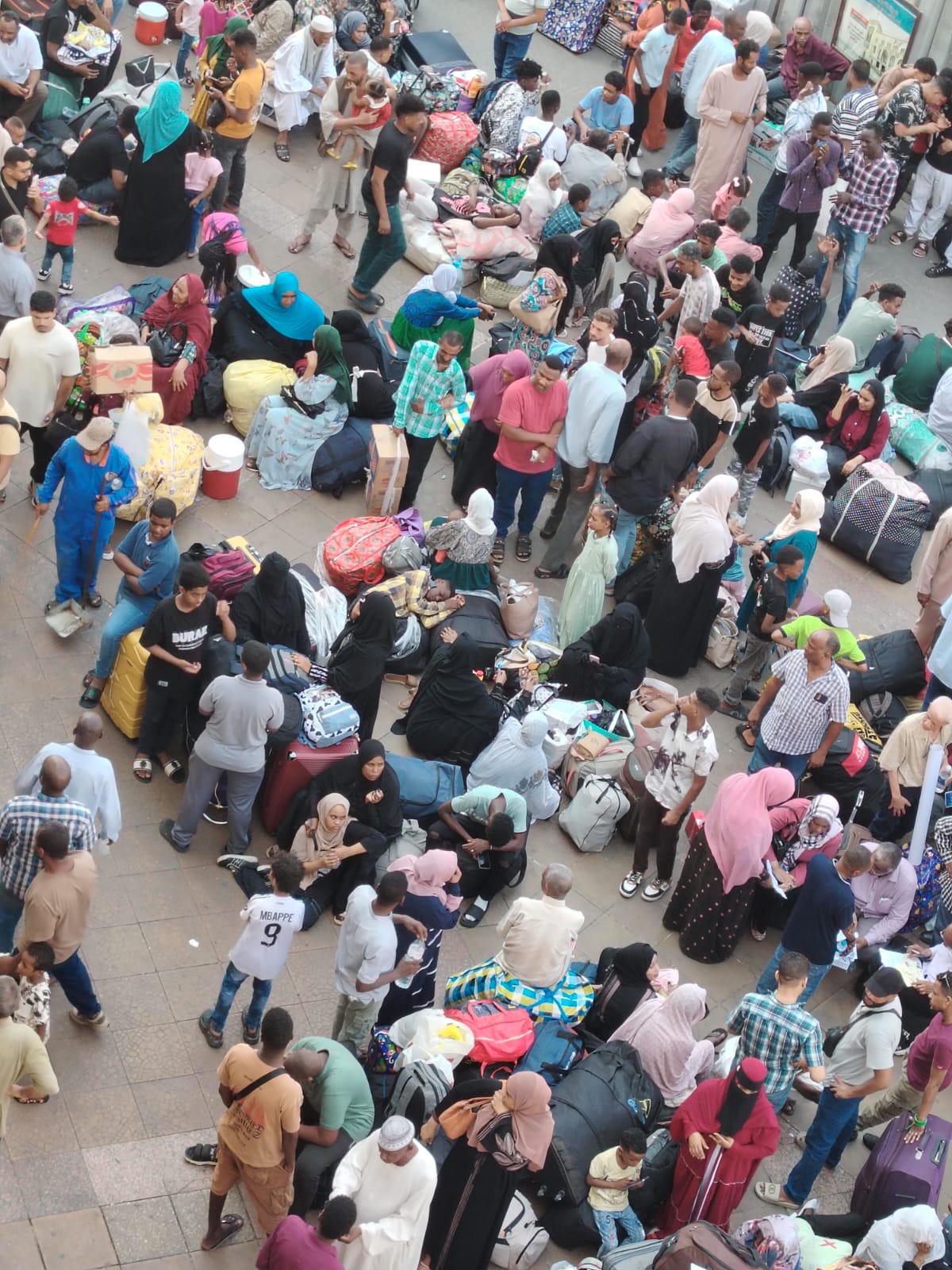 توافد السودانيين على محطة مصر لاستقلال القطار المتجه لأسوان توافد السودانيين على محطة مصر لاستقلال القطار المتجه لأسوان