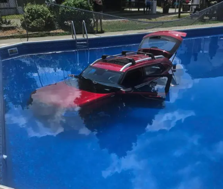 السيارة فى المسبح