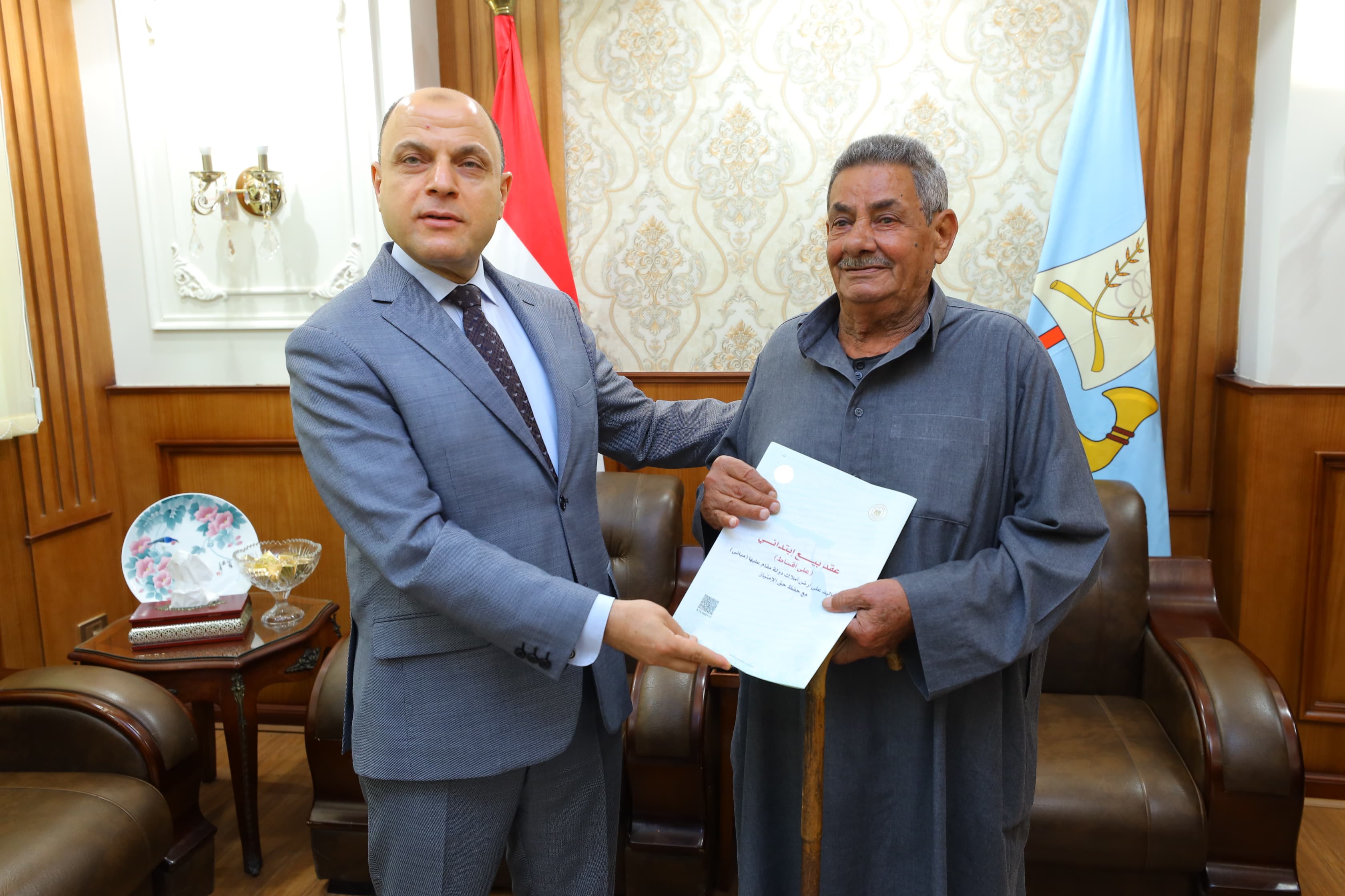 محافظ كفر الشيخ يسلم 10 عقود تقنين