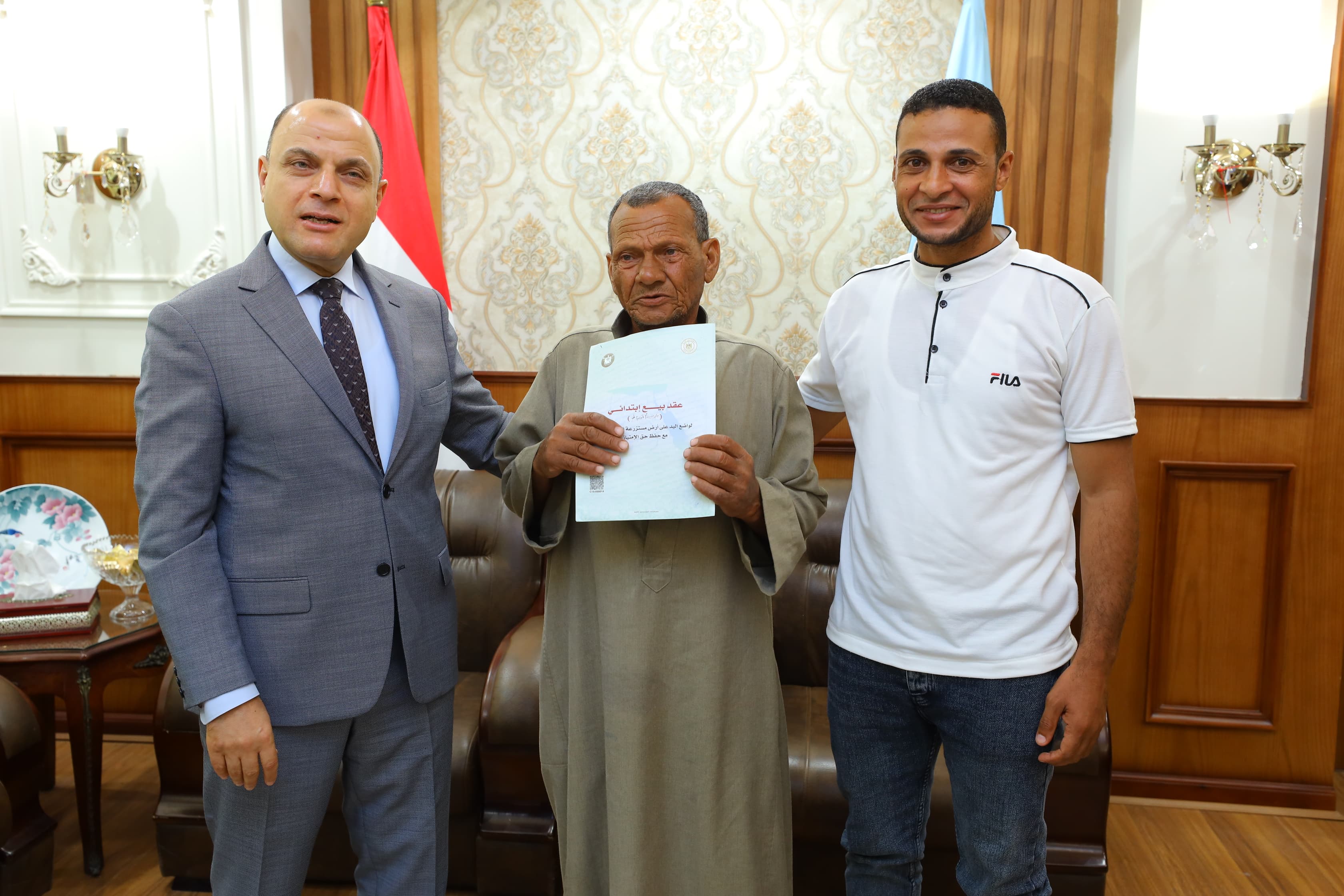 محافظ كفر اسيخ يسلم عقد تقنين لمواطن