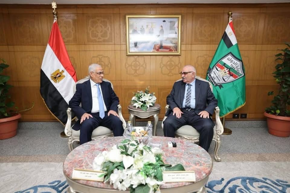 المستشار محمد شوقي  يهنئ الدكتور حسين مدكور