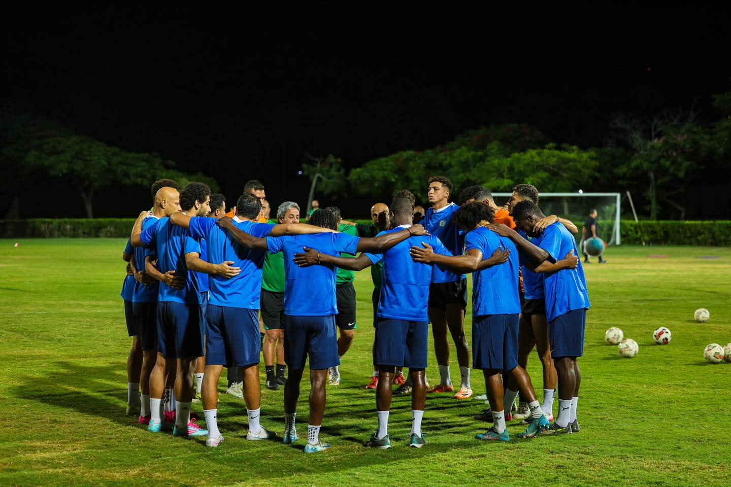 لاعبو البنك الاهلى قبل انطلاق التدريبات لاعبو البنك الاهلى قبل انطلاق التدريبات