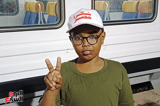 الأشقاء السودانيين فور وصولهم محطة قطار السد العالى (5)
