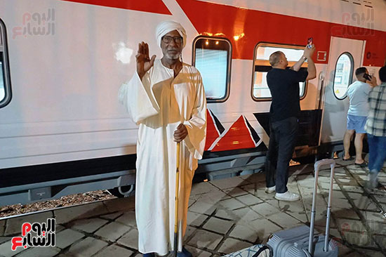الأشقاء السودانيين فور وصولهم محطة قطار السد العالى (6)