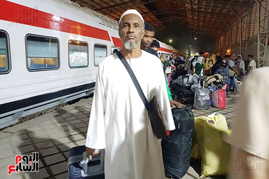 الأشقاء السودانيين فور وصولهم محطة قطار السد العالى (4)
