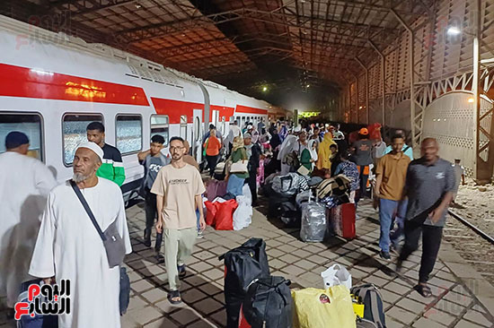 الأشقاء السودانيين فور وصولهم محطة قطار السد العالى (3)