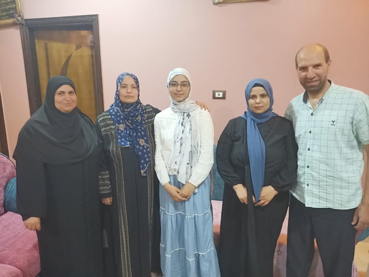 فرحة عارمة داخل منزل مريم إبراهيم الثانية جمهوريا علمى علوم بالمنوفية (4)