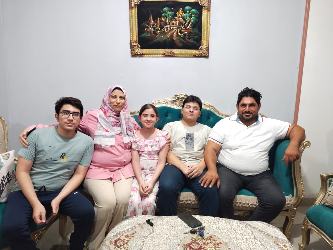 الطالب عمر إسلام وسط أسرته الطالب عمر إسلام وسط أسرته