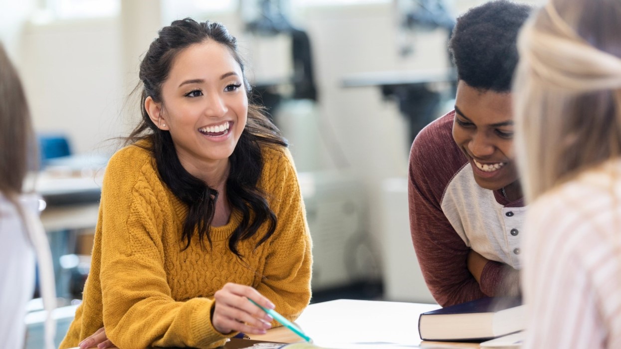 طالبة تختار مع أصدقائها الكلية المناسبة