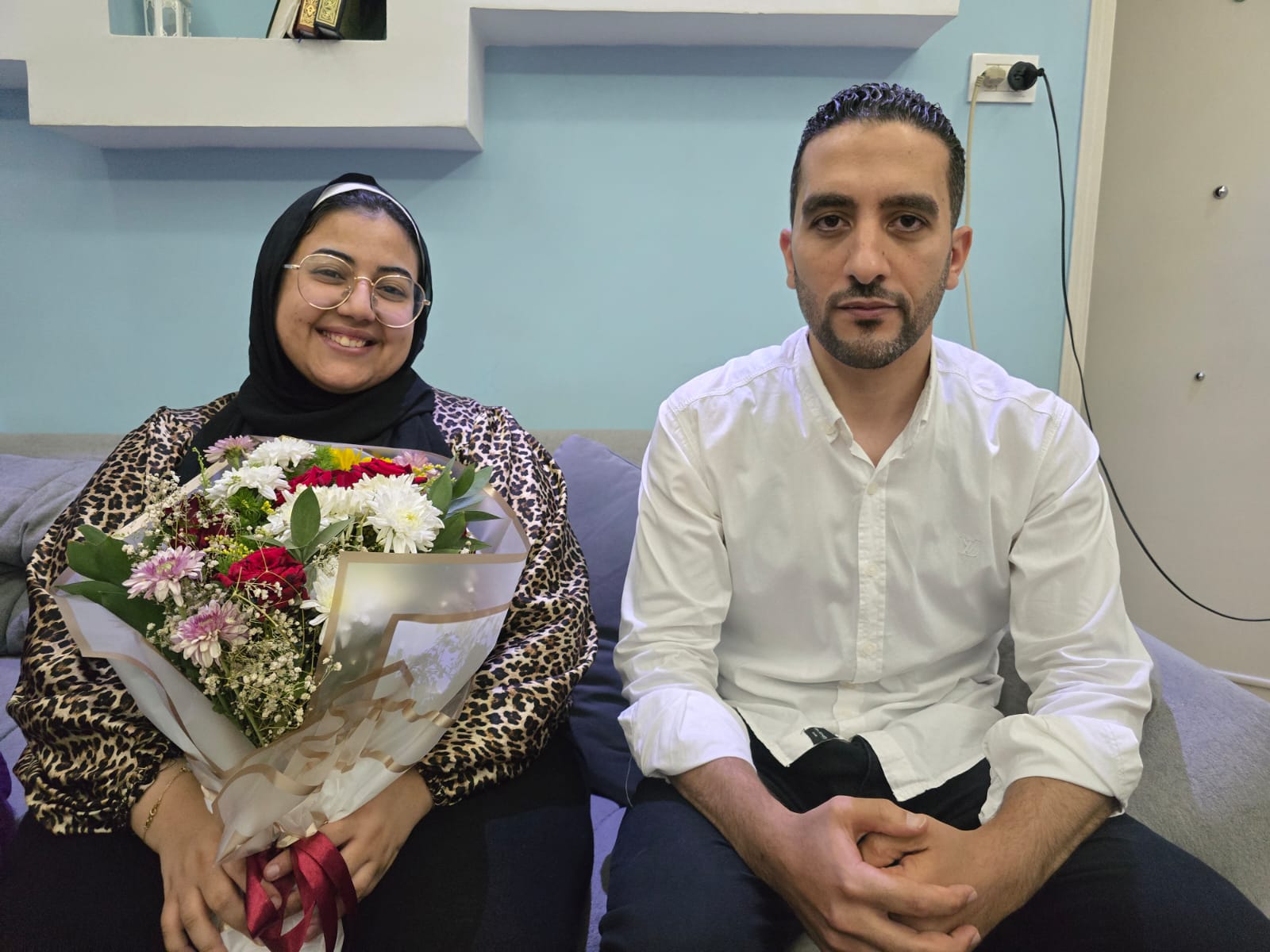 مدرس يحتفل لطالبة دمياط أوائل الثانوية العامة