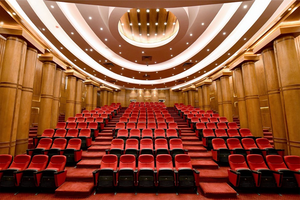 قاعة المؤتمرات داخل مبنى قيادة الثورة