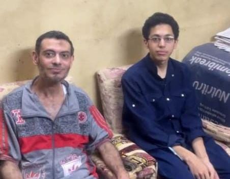 الطالب حسين وسط أسرته الطالب حسين وسط أسرته