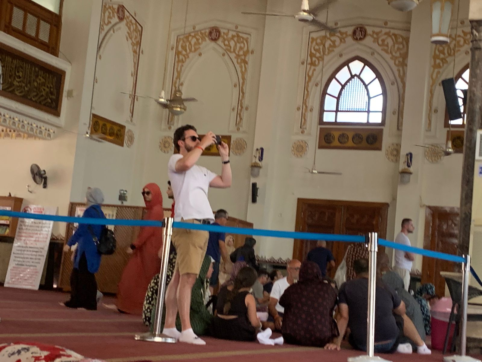 السياح يلتقطون صور تذكارية داخل المسجد 