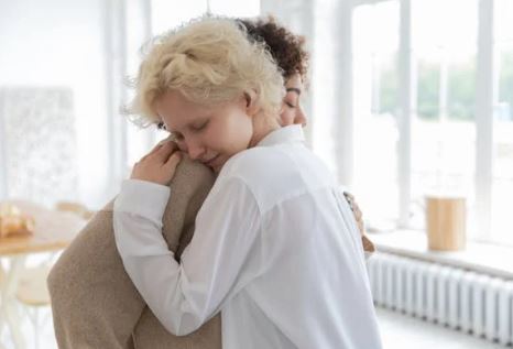 تفسير حلم لقاء صديقة قديمة