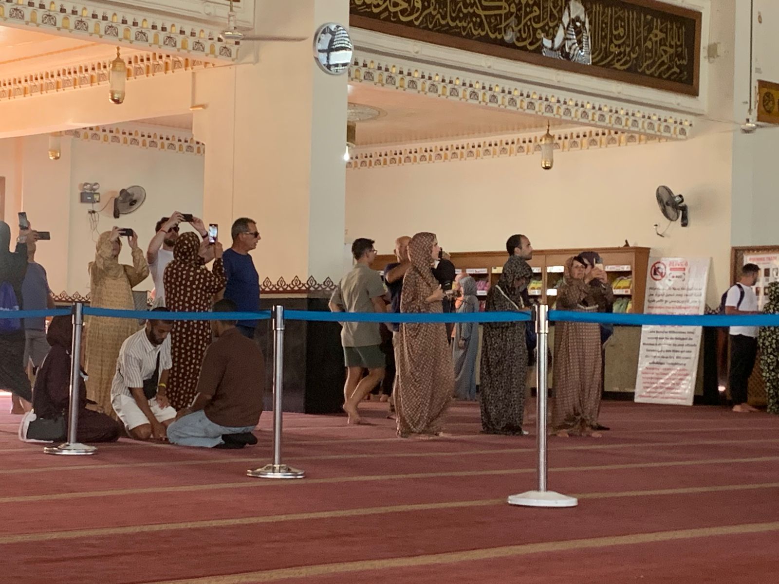 السياح بمسجد الميناء الكبير،