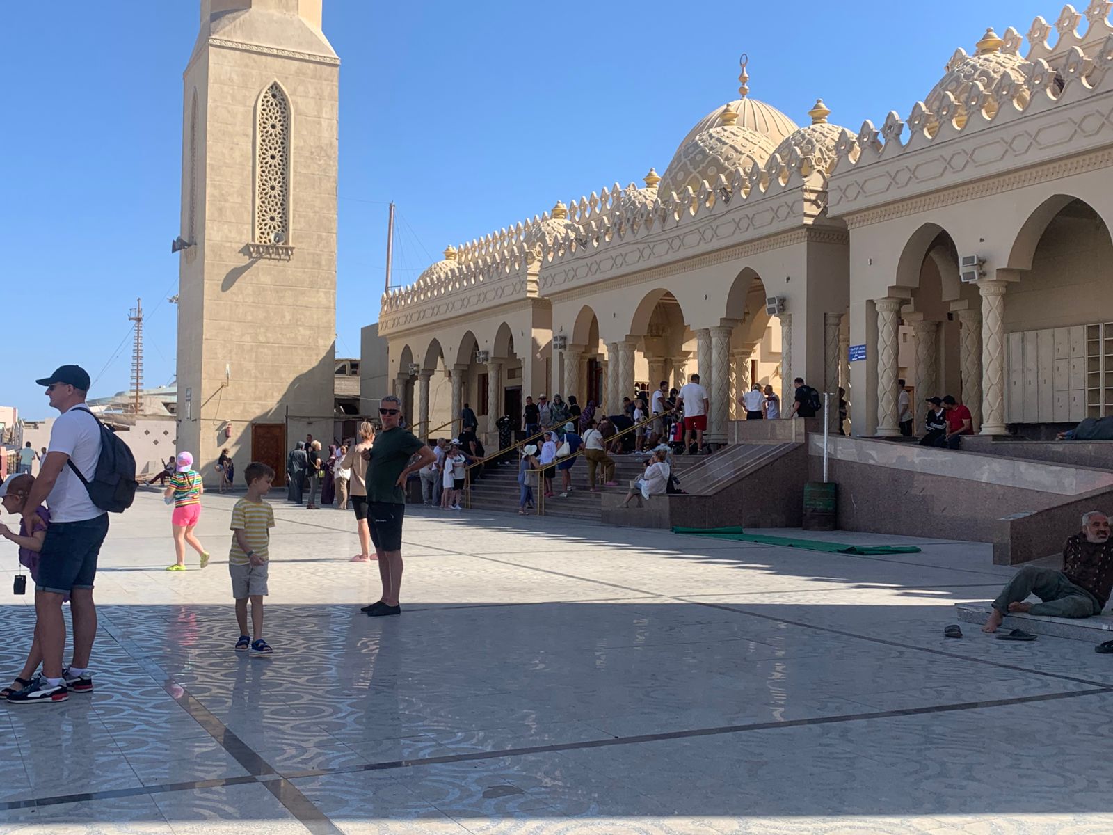 السياح فى أهم المزارات الاسلامية بالغردقة 