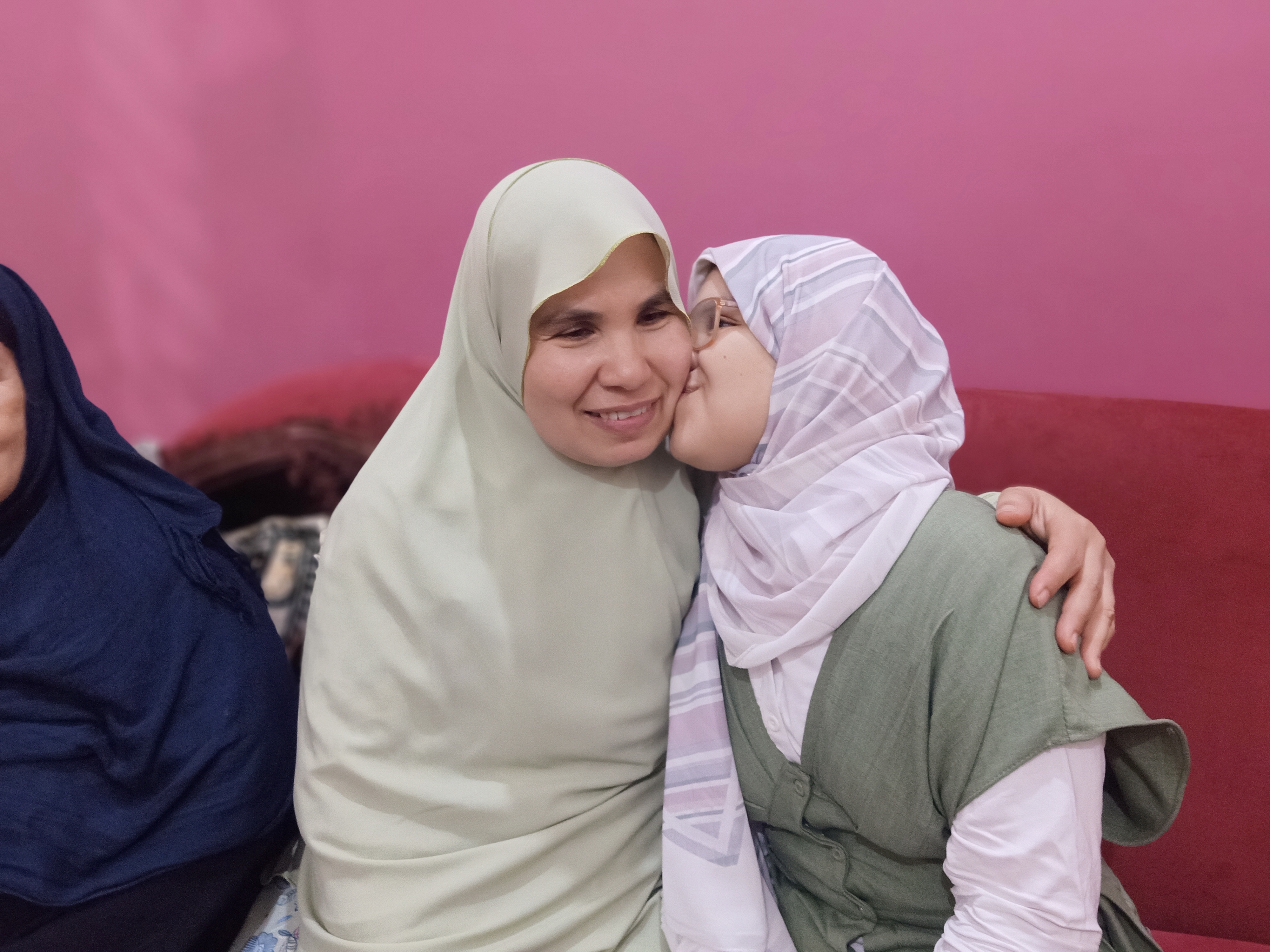 قبلة وسام لامها