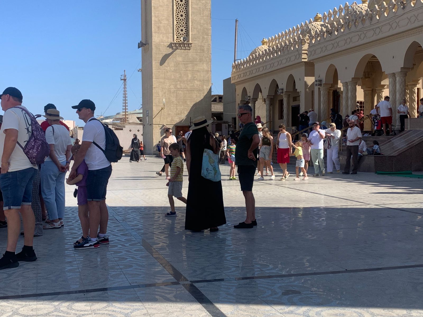 أفواج سياحية بساحة المسجد 