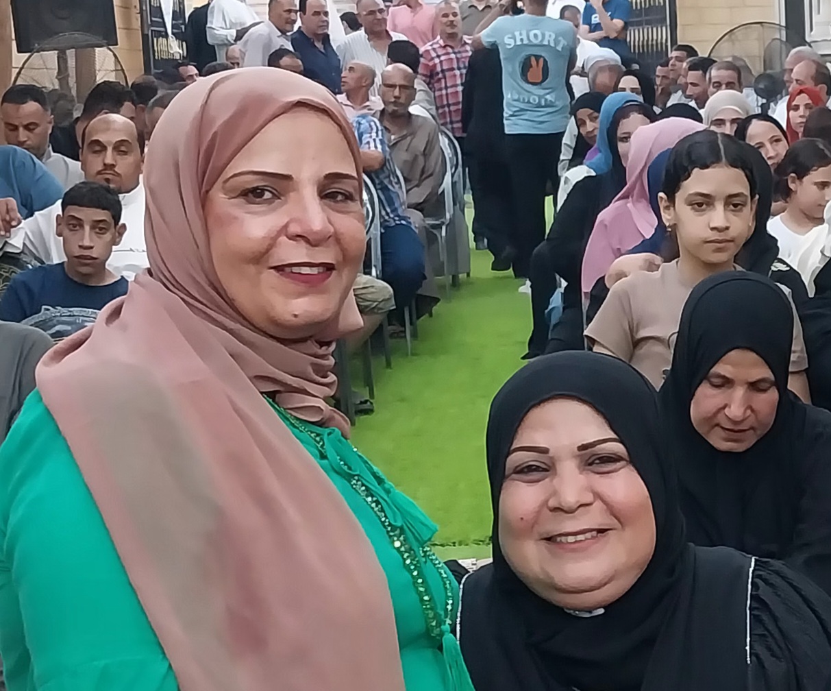 سيدات يحضرن المؤتمر 