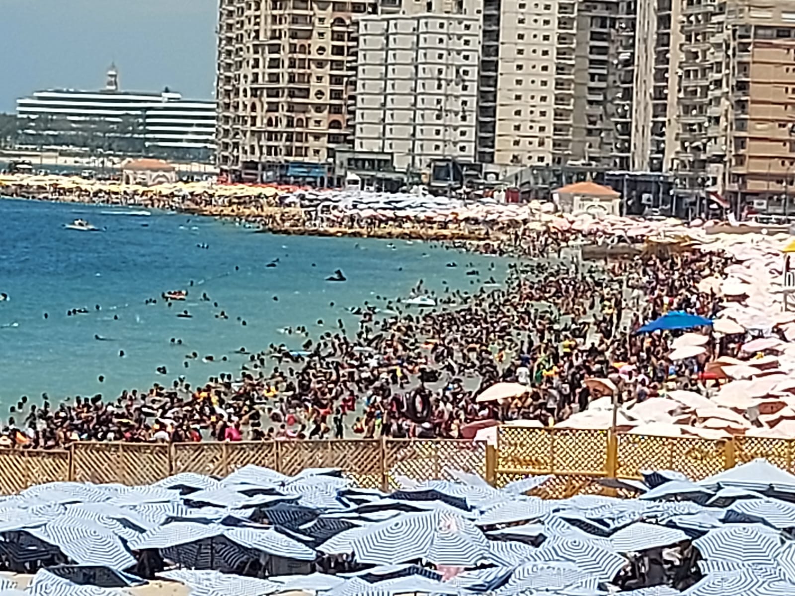 زحام كبير على الشواطئ الجمعه