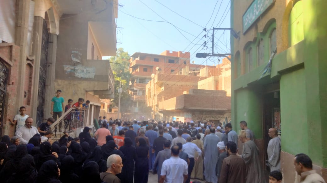 المشاركين بالجنازة من أهل القرية المشاركين بالجنازة من أهل القرية