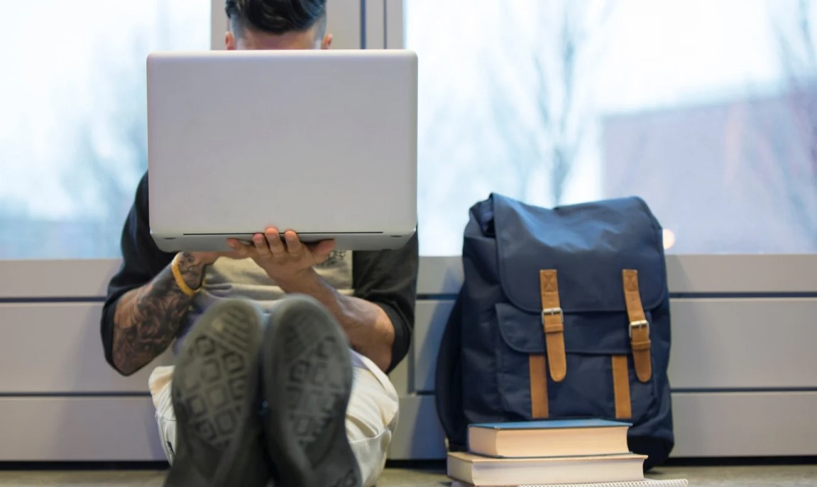 طالب يختار الكلية المناسبة له