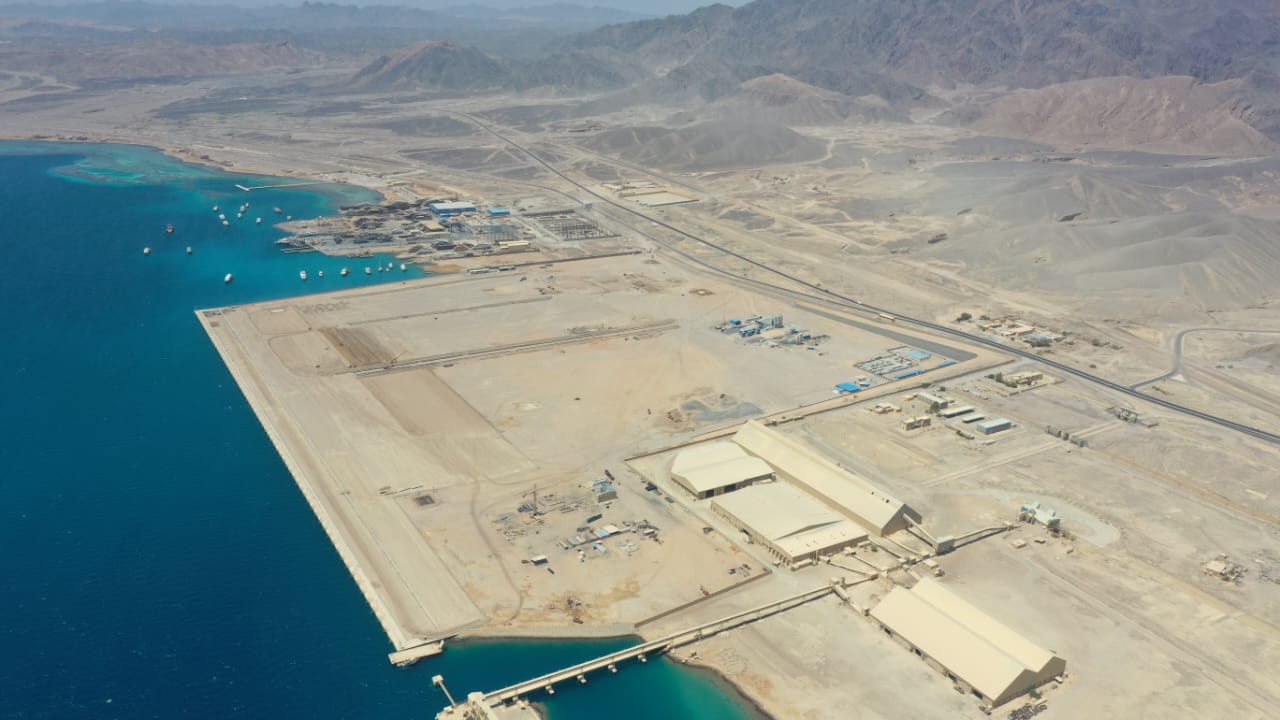 تنفيذ محطة متعددة الاغراض بميناء سفاجا البحري (6)