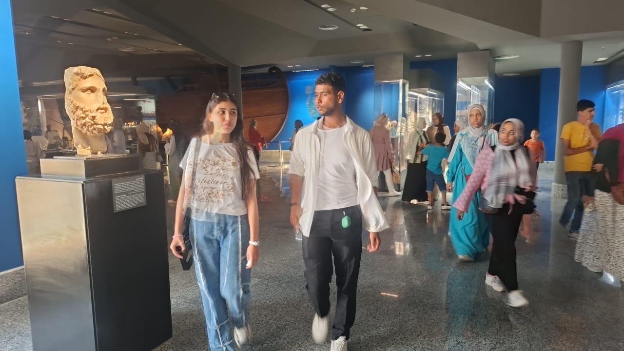  إقبال جماهيري كبير على المتاحف والمواقع الأثرية بالإسكندرية (6)