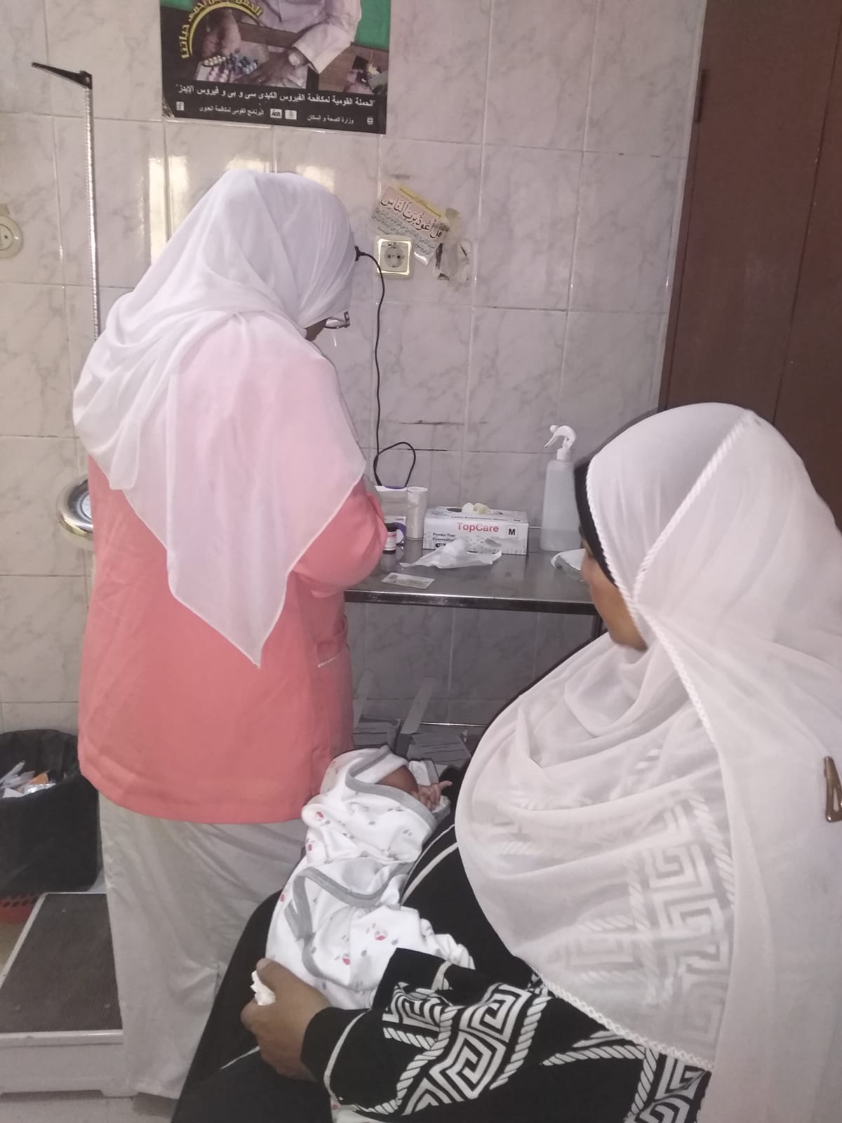 فحص الأطفال ضمن أعمال المبادرة الرئاسية 100 يوم صحة فحص الأطفال ضمن أعمال المبادرة الرئاسية 100 يوم صحة