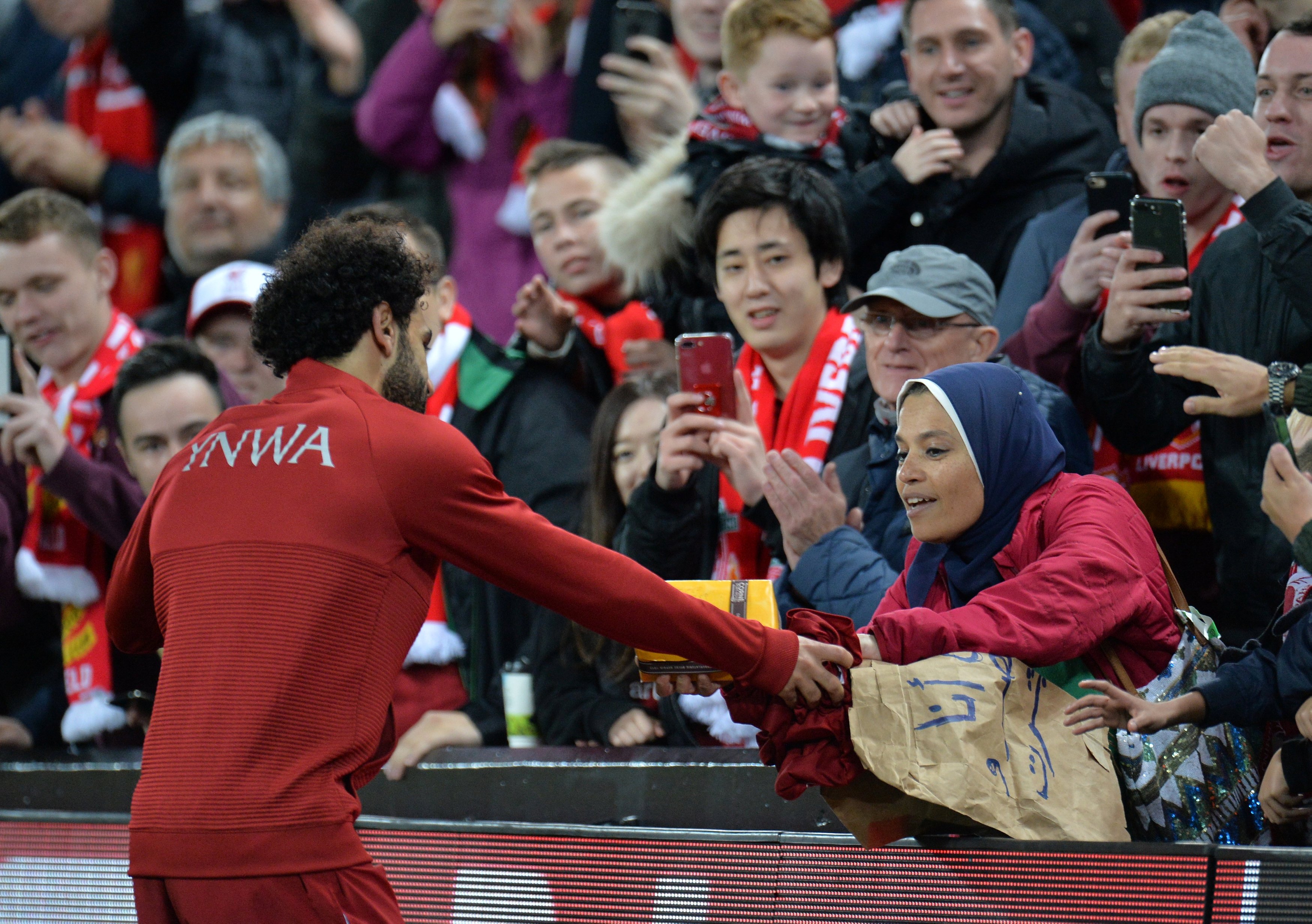 محمد صلاح يتلقى علبة شيكولاتة