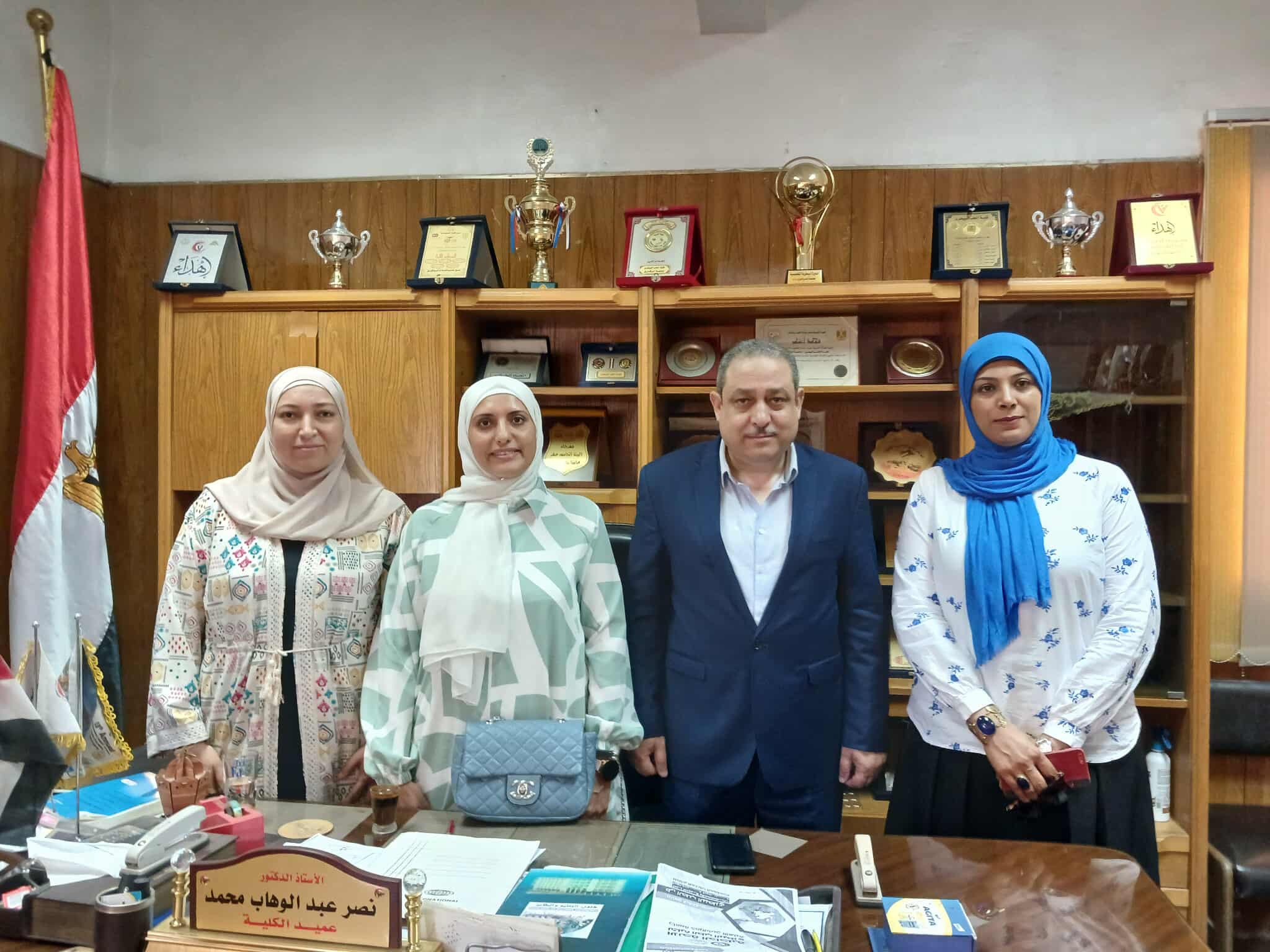 عميد الكلية يقدم  التهنئة للفائزات بجائزة الدولة التشجعية