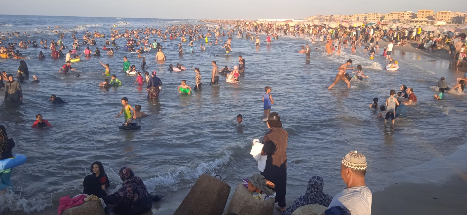 الهروب من حرارة الجو لمياه البحر المتوسط بالمصيف الهروب من حرارة الجو لمياه البحر المتوسط بالمصيف