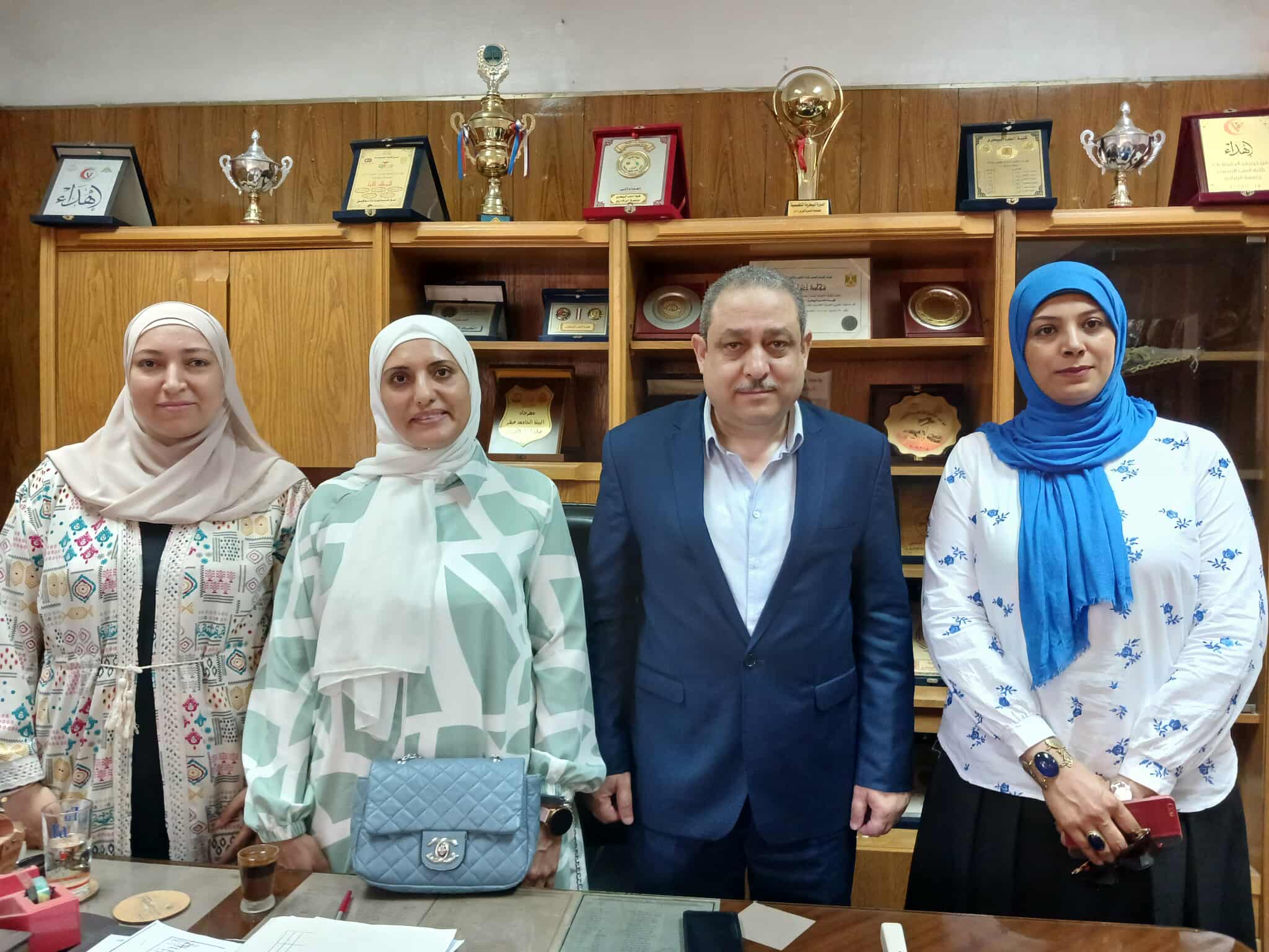 صورة تذكارية بمكتب عميد الكلية