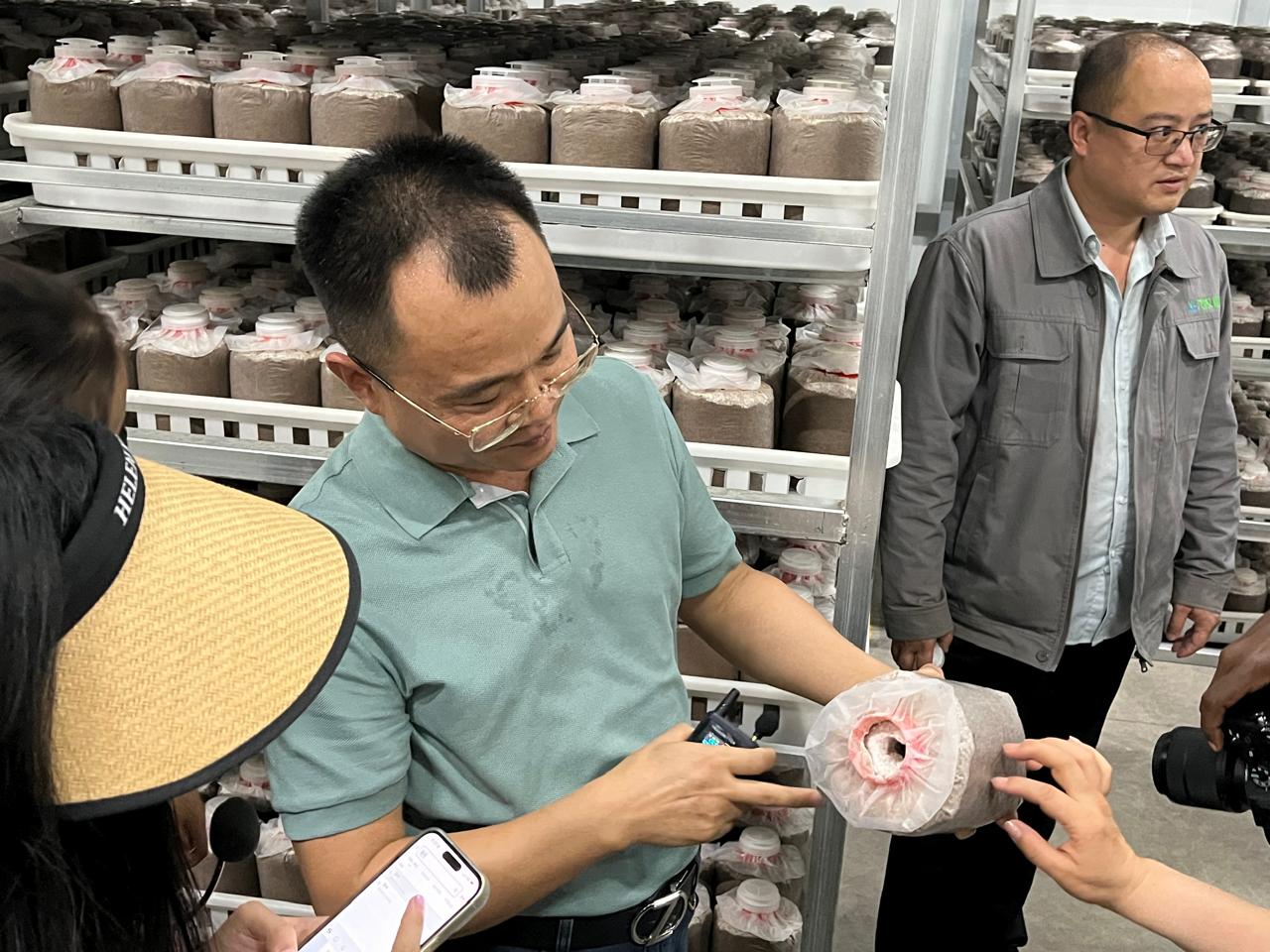 المسئول بالشركة يشرح كيفية عمل الأكياس