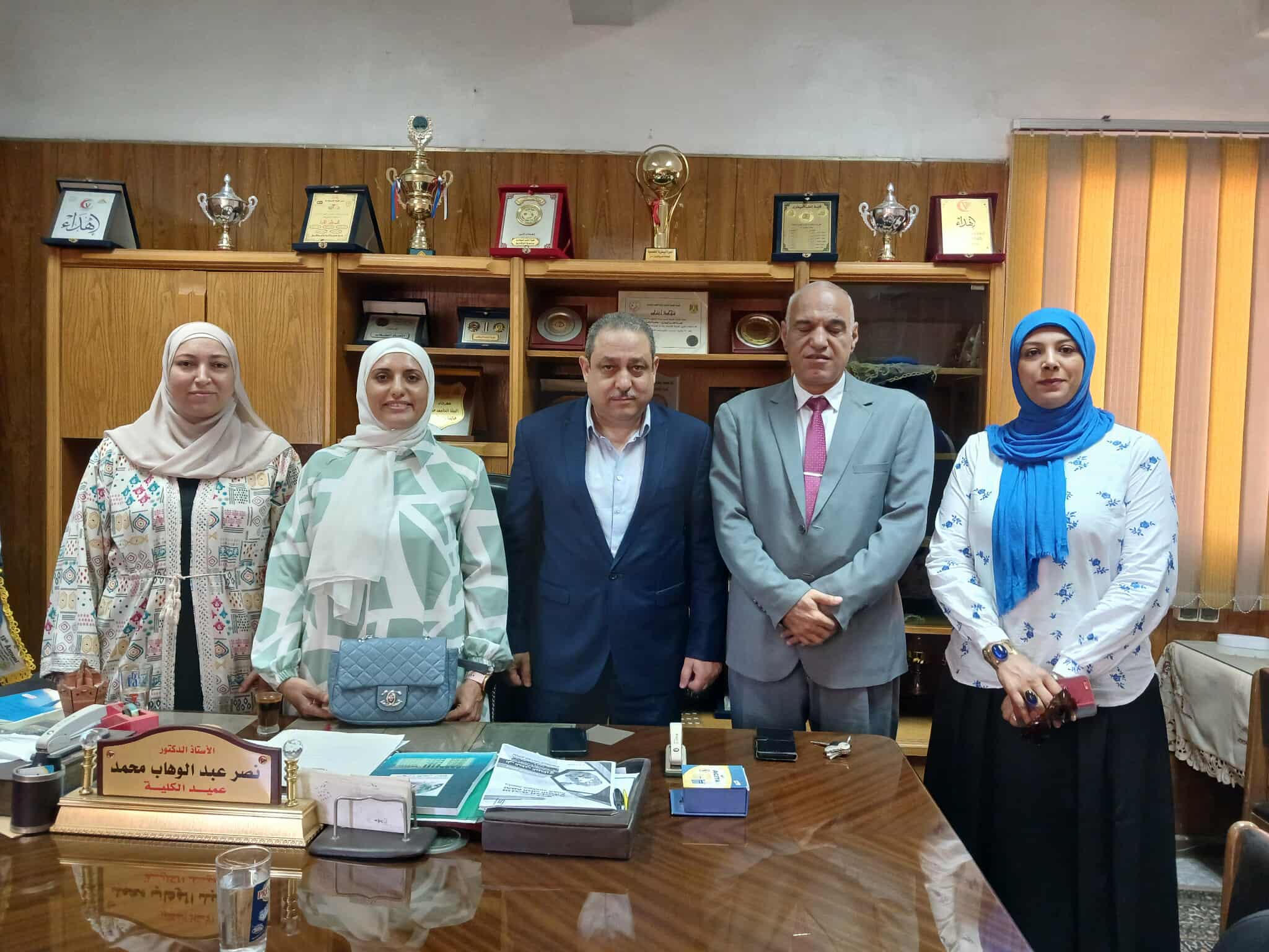 لحظة التهنئة من قبل قيادات الكلية