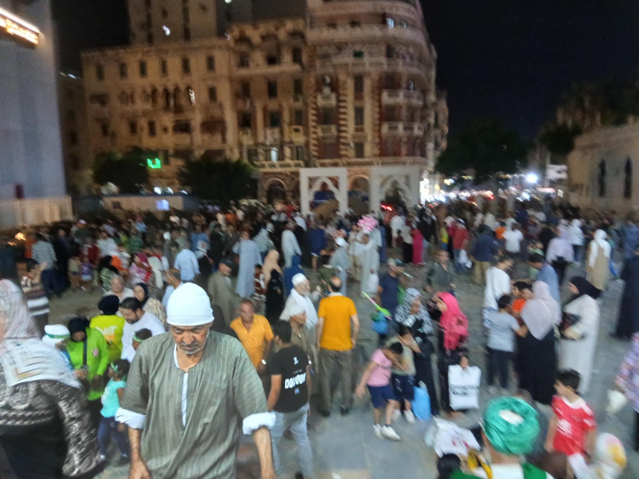 توافد الزائرين بالإسكندرية علي المرسي ابو العباس توافد الزائرين بالإسكندرية علي المرسي ابو العباس