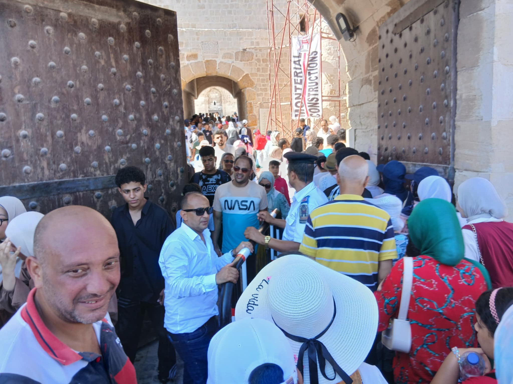 قيادات آثار الإسكندرية أمام بوابات قلعة قايتباي الأثرية