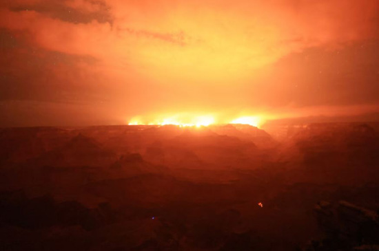 رجال الإطفاء يكافحون حرائق الغابات في جراند كانيون (2)