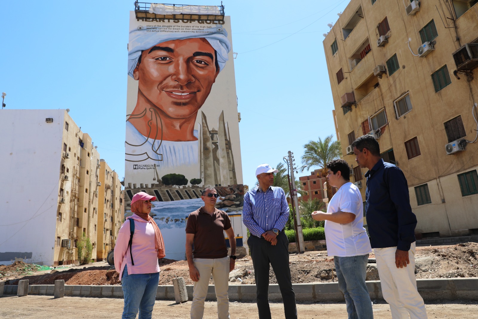 محافظ أسوان يتفقد مشروع جدارية أرض من ذهب