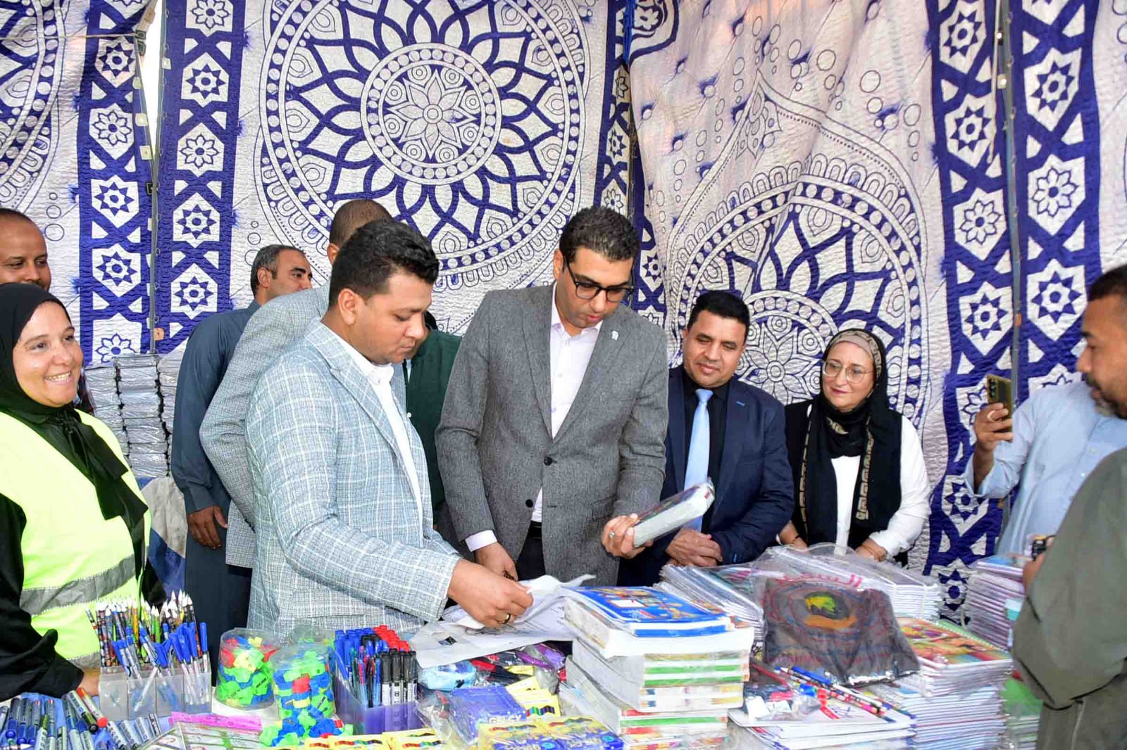 نائب المحافظ بمعرض أهلاً مدارس لبيع المستلزمات المدرسية بمدينة الطود