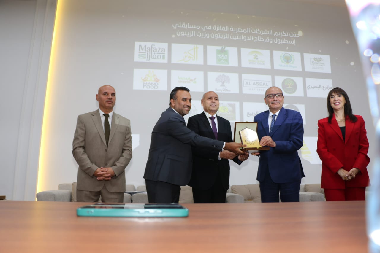 المحافظ يكرم الفائزين المحافظ يكرم الفائزين