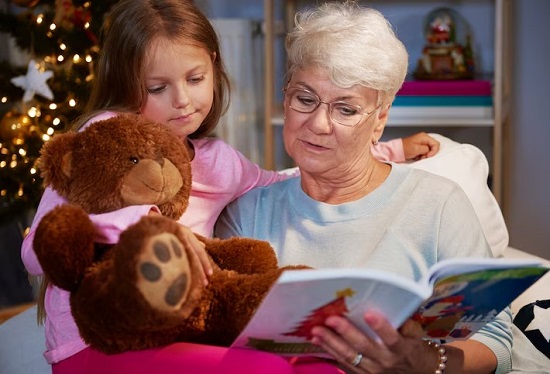 جدة تروى قصة لحفيدتها