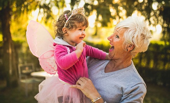 جدة تلهو مع حفيدتها