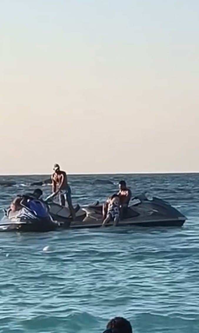 لحظة انتشال الجثمان من المياه