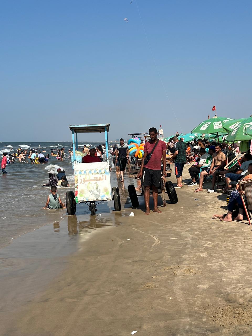 تواجد المواطنين علي الشواطئ تواجد المواطنين علي الشواطئ